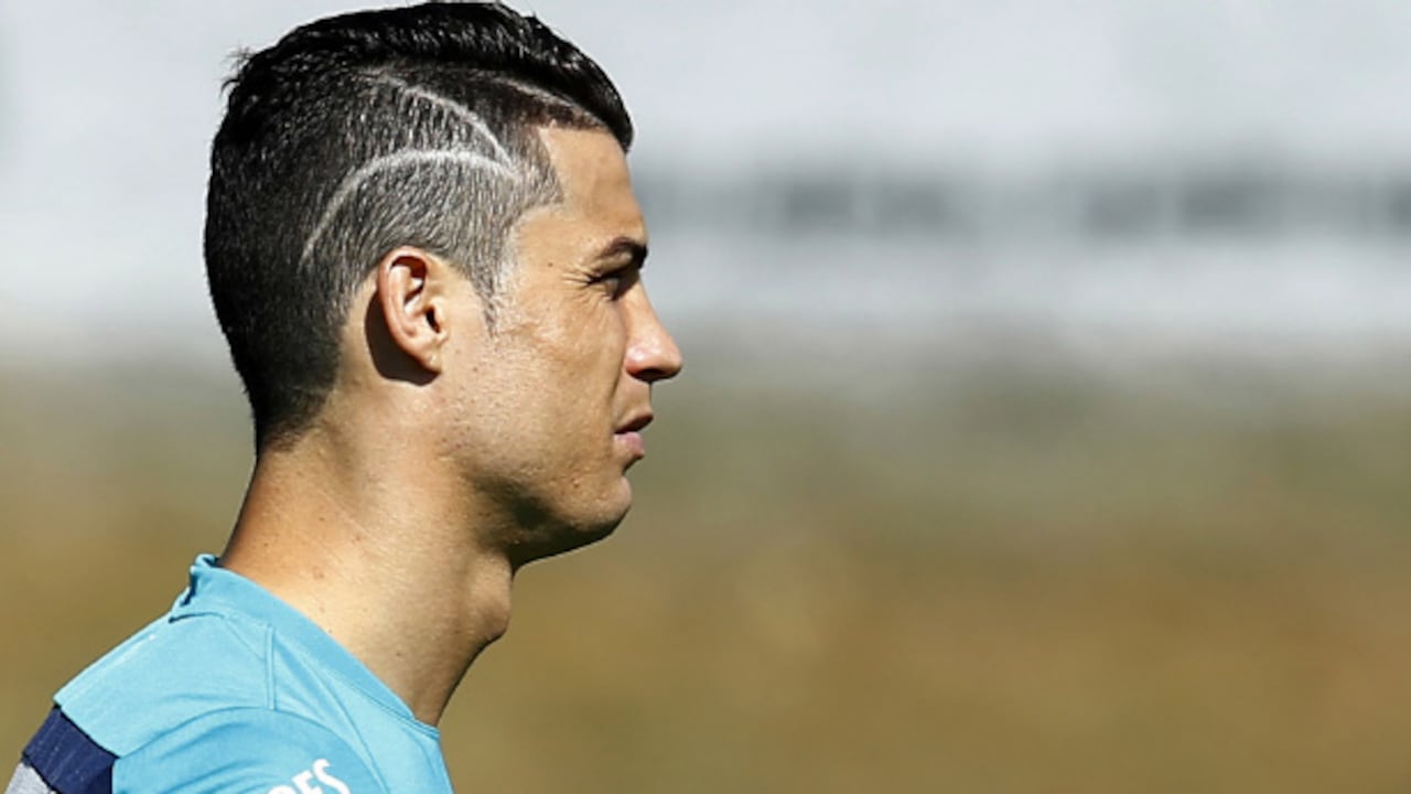 Cristiano Ronaldo - El delantero de Portugal optó por el rapado lateral y los diseños. El sígnificado de la V invertida o la Z es un misterio.