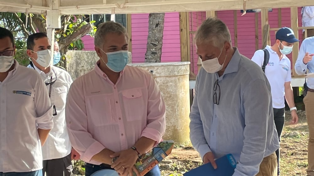 Presidente Duque y Miguel Escobar, presidente de Postobón, entregaron 17 casas en San Andrés y Providencia.