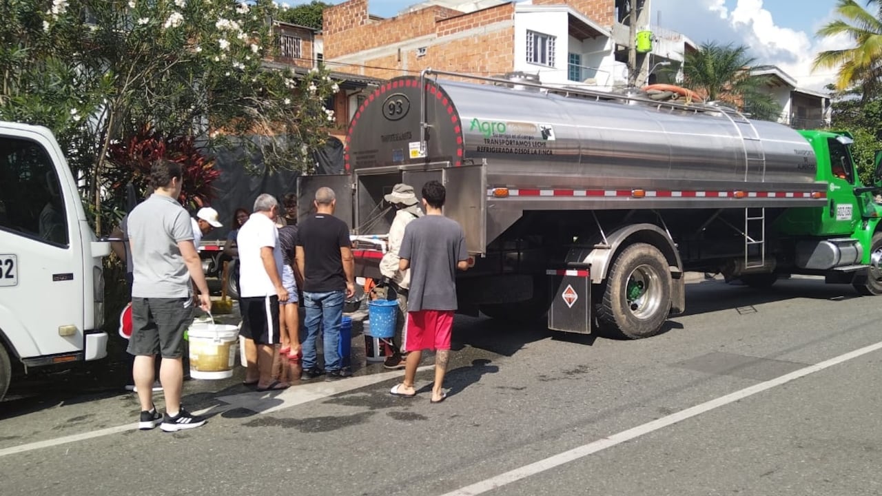 Para atender la interrupción del servicio, se tienen 46 rutas de carrotanques activas y se instalaron 30 tanques fijos. Foto: EPM