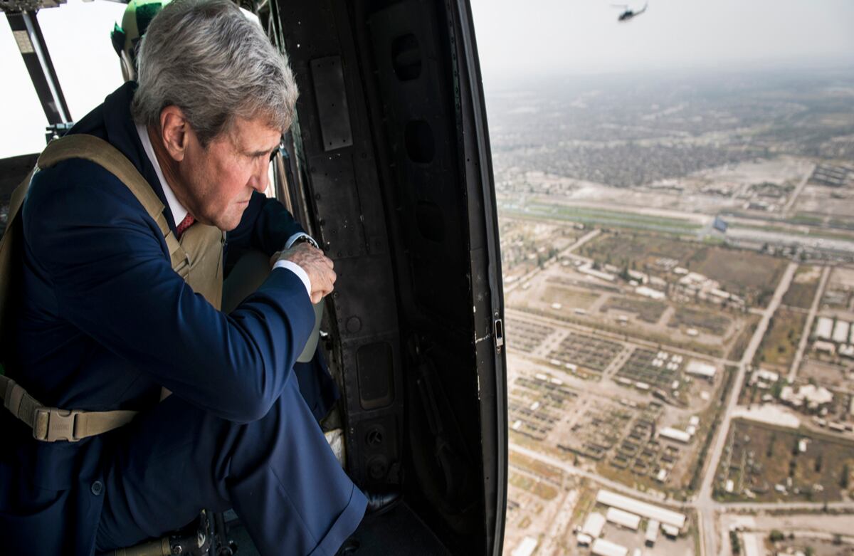 El Secretario de Estado de Estados Unidos, John Kerry, sobrevuela Bagdag durante su visita de esta semana a Irak. (AP)