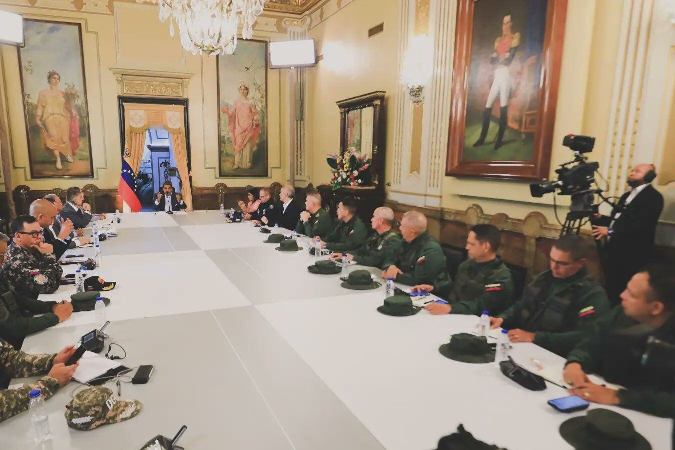 El presidente hizo el anuncio en una reunión especial con las FF.MM.