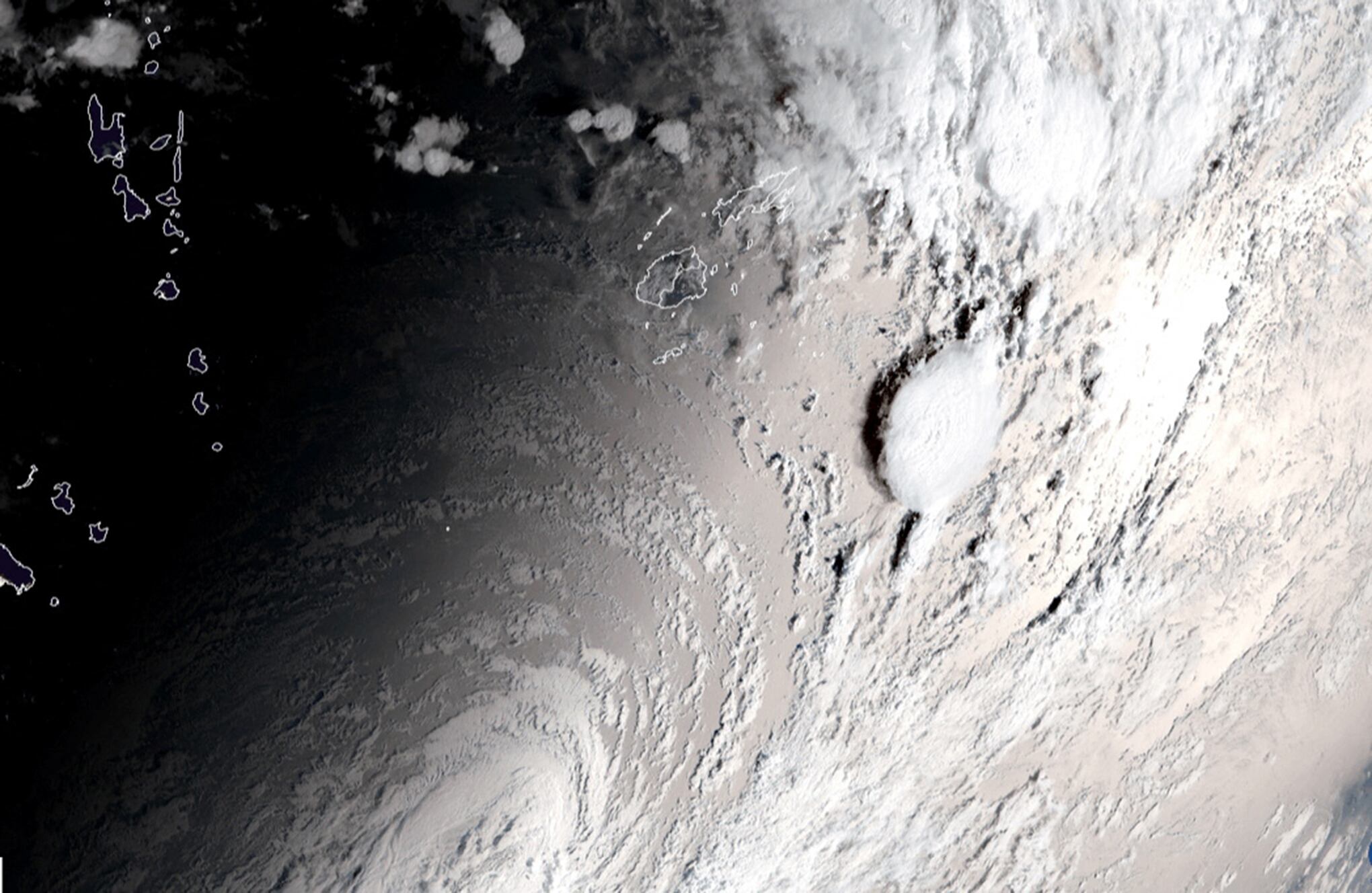 satélite muestran la erupción de Tonga
