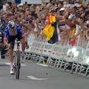 Momento del sprint entre Carapaz y Evenepoel