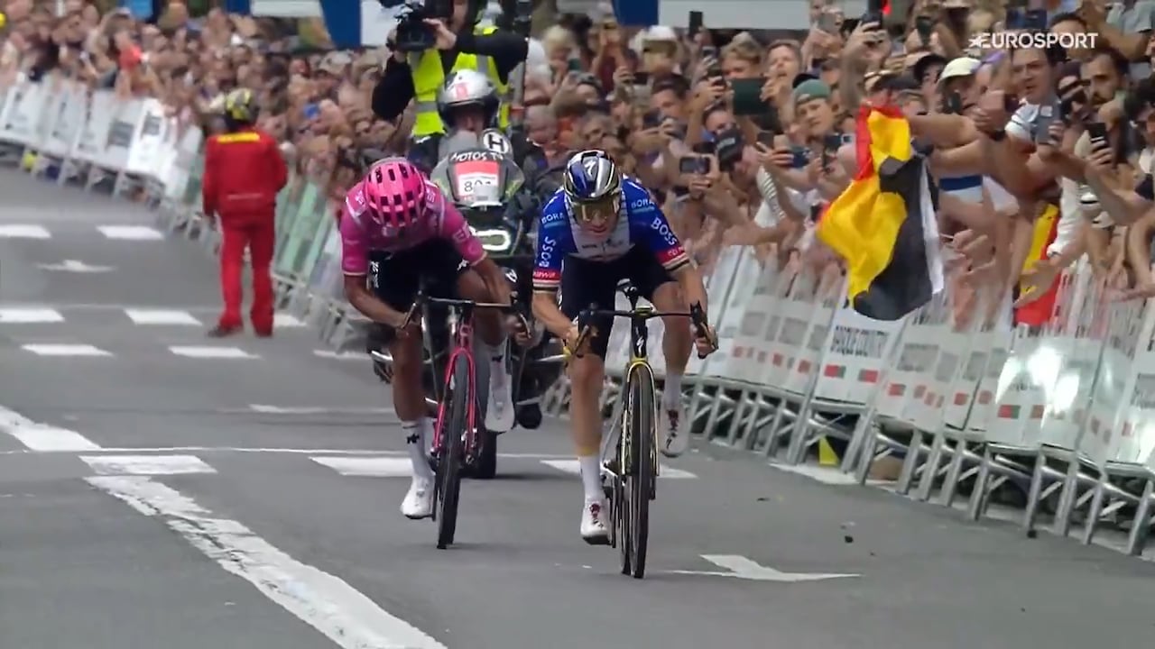 Momento del sprint entre Carapaz y Evenepoel
