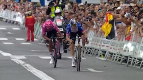 Momento del sprint entre Carapaz y Evenepoel