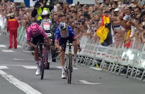 Momento del sprint entre Carapaz y Evenepoel