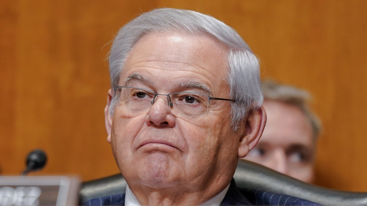 El senador Bob Menéndez, demócrata por Nueva Jersey, escucha durante una reunión del Comité de Relaciones Exteriores del Senado en el Capitolio, el 7 de diciembre de 2023