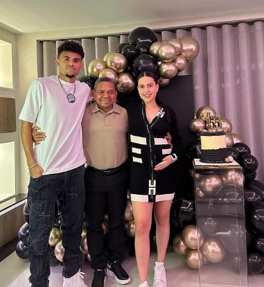Luis Díaz, su papá Luis Manuel y la esposa del futbolista Geraldine Ponce.