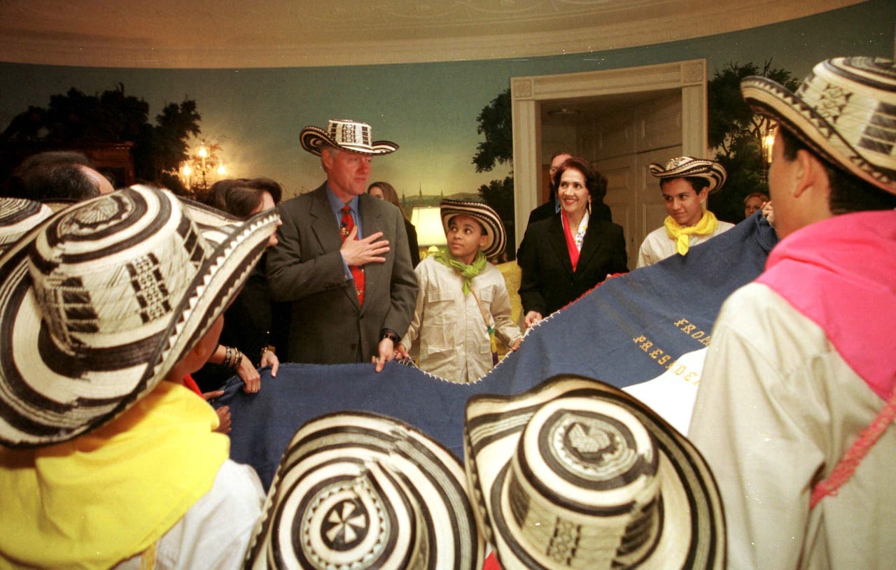 Bill Clinton usó un sombrero vueltiao cuando fue recibido por los Niños del Vallenato en la Casa Blanca en 1999.