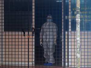 Un funcionario de salud se encuentra afuera de la sala del Hospital de la Facultad de Medicina de Kozhikode, que se convirtió en una sala de aislamiento del virus Nipah el 6 de septiembre de 2021 en Kozhikode, India. (Foto de C. K Thanseer/DeFodi Images vía Getty Images)