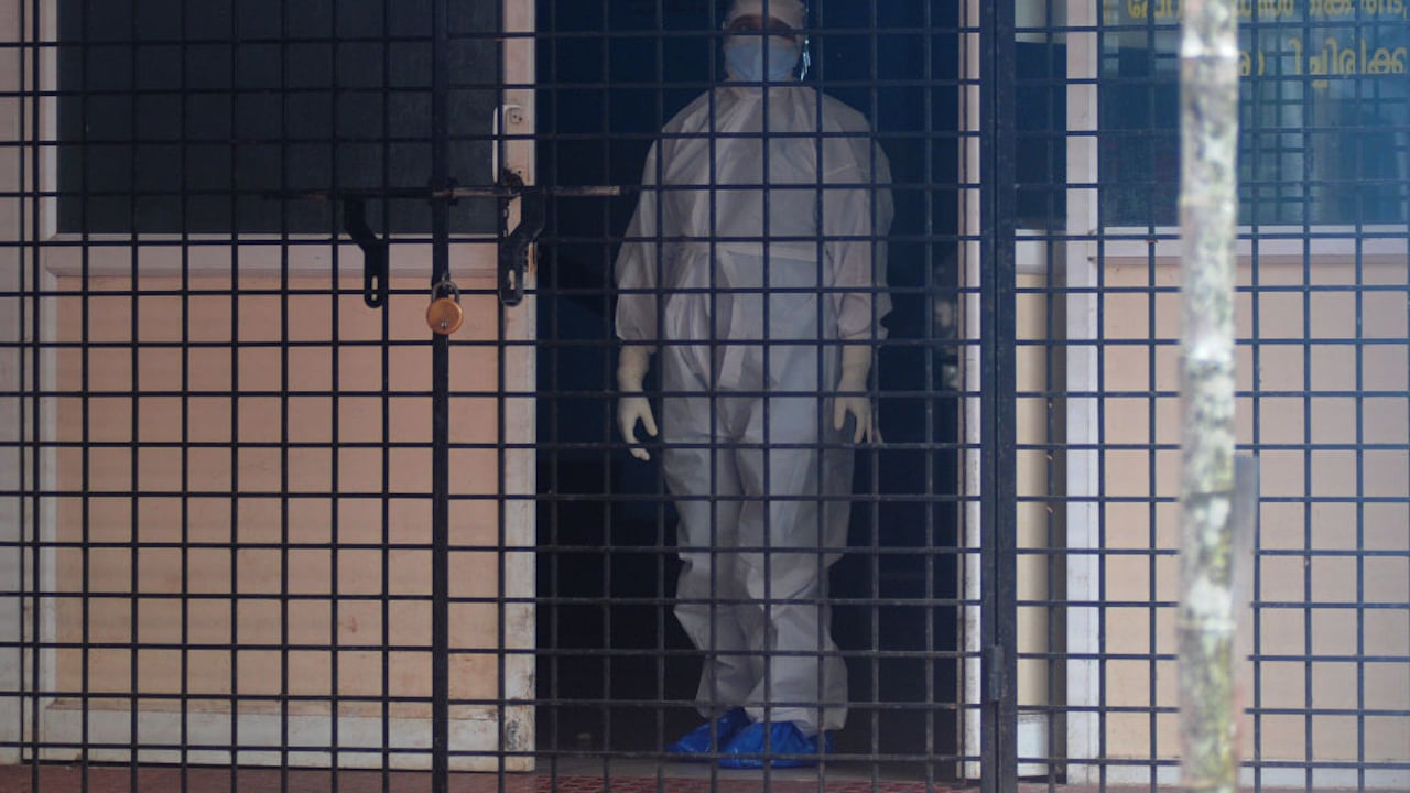 Un funcionario de salud se encuentra afuera de la sala del Hospital de la Facultad de Medicina de Kozhikode, que se convirtió en una sala de aislamiento del virus Nipah el 6 de septiembre de 2021 en Kozhikode, India. (Foto de C. K Thanseer/DeFodi Images vía Getty Images)