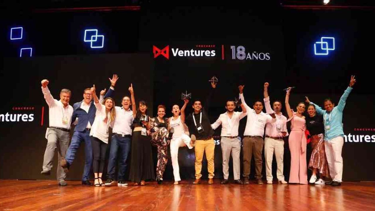 Ganadores del Concurso Ventures 2018 junto al jurado calificador.