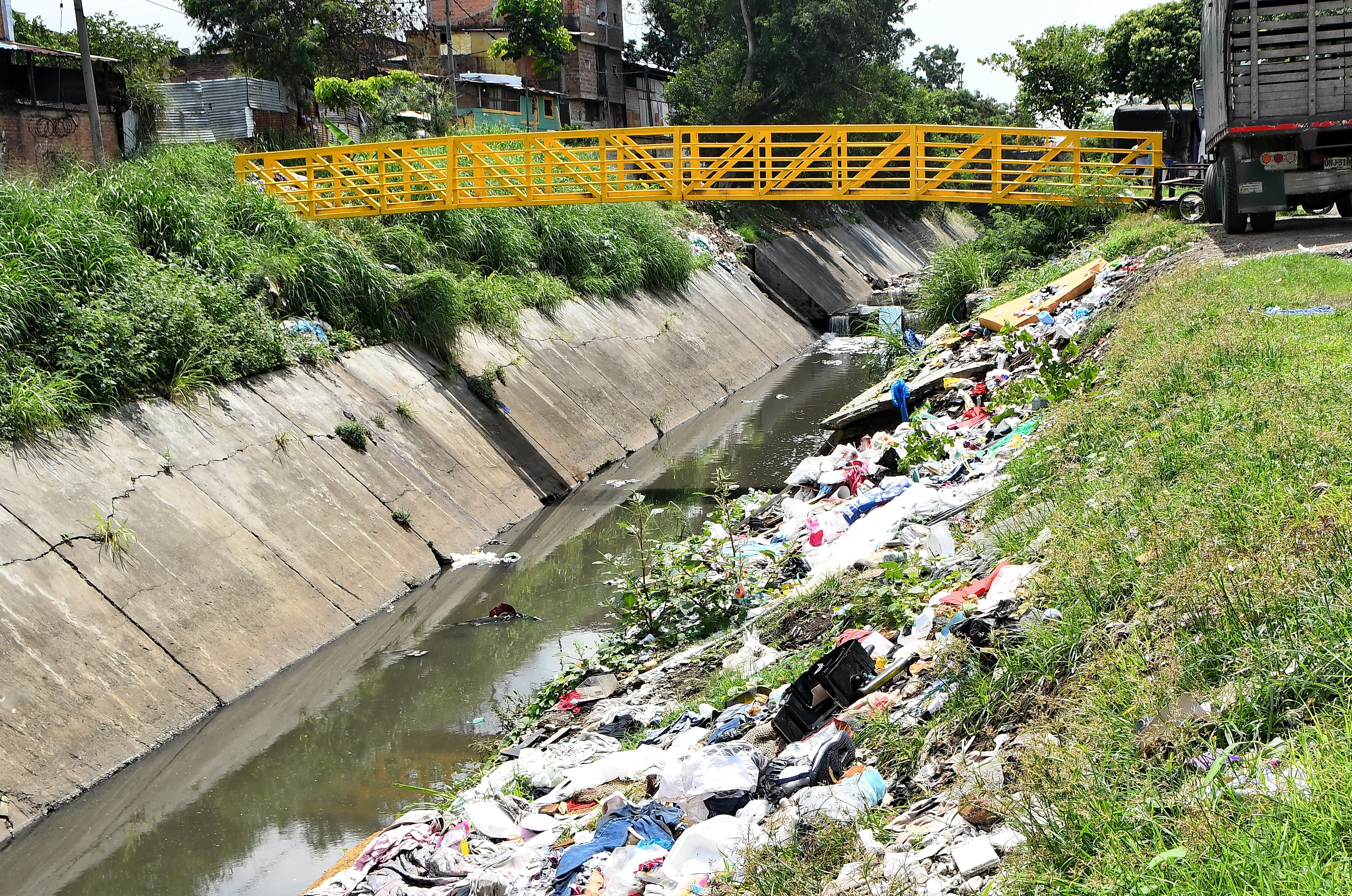 Basuras en la Galeria de Santa Elena y en el Centro de Cali . Mayo 24 de 2024 . Foto Wirman Rios
