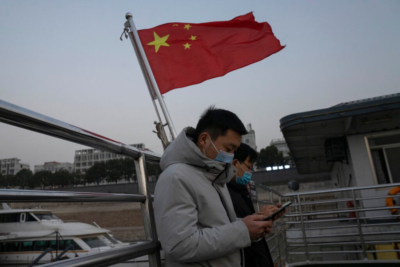 Los centros comerciales de Wuhan están atestados de gente y los atascos vuelven a ser frecuentes en las calles.