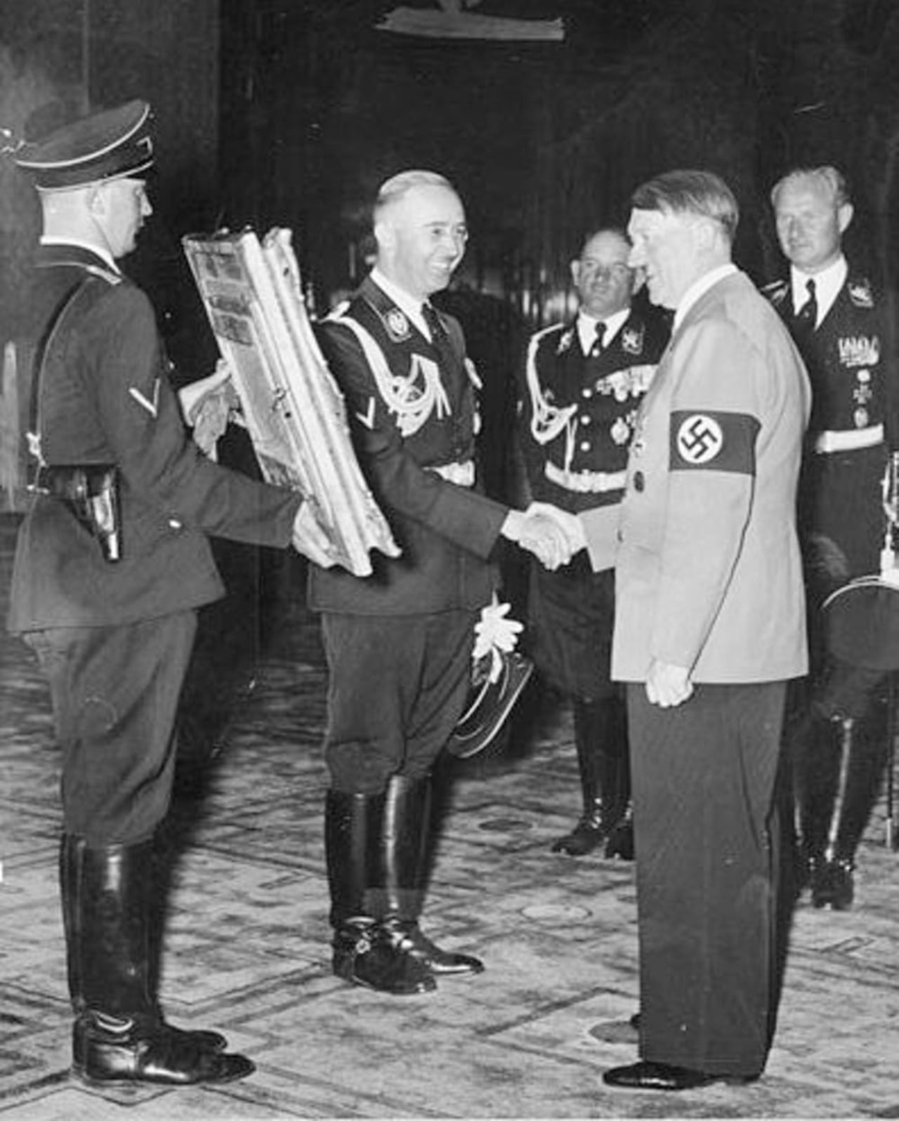 Himmler regala a Hitler un cuadro por su cumpleaños, el 19 de abril de 1939. Wikimedia Commons / Bundesarchiv, CC BY-SA