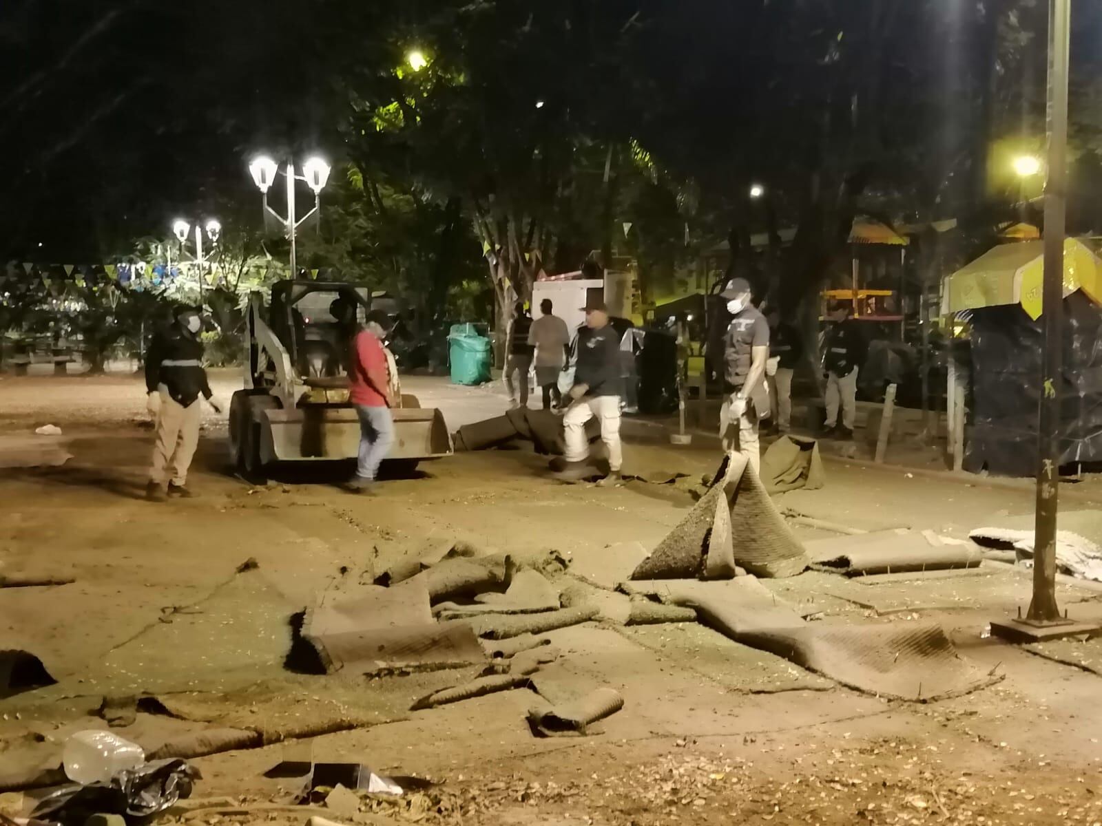 Durante la intervención, se llevaron a cabo acciones para eliminar varios objetos que estaban de negocios informales que ocupacan el espacio público de forma inapropiada.