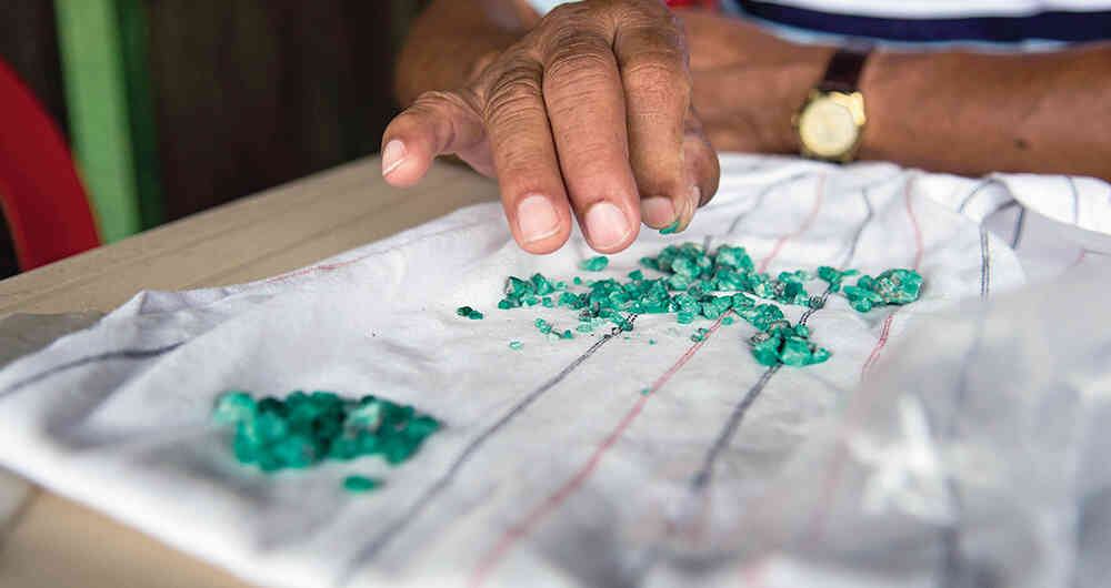 Los denominados guaqueros deben registrarse ante las alcaldías de sus municipios para vender sus esmeraldas.