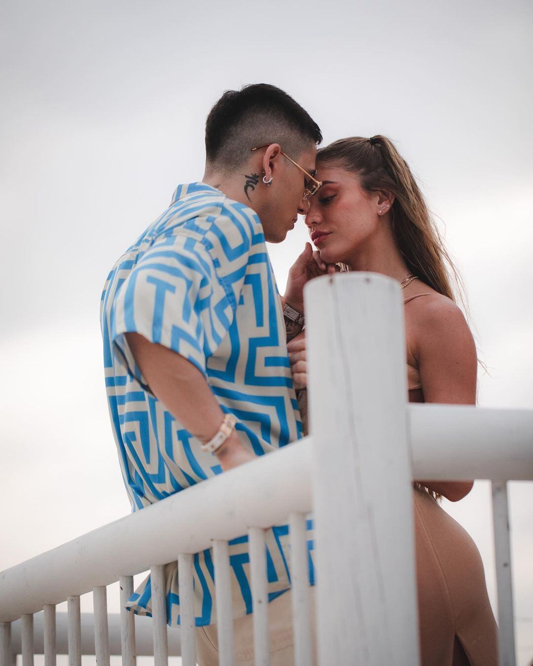 El cantante posó muy cercano a una modelo