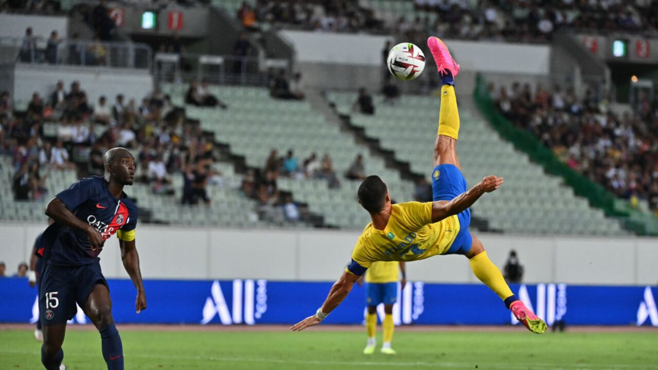 Cristiano Ronaldo intentando una chilena en el partido frente al PSG.