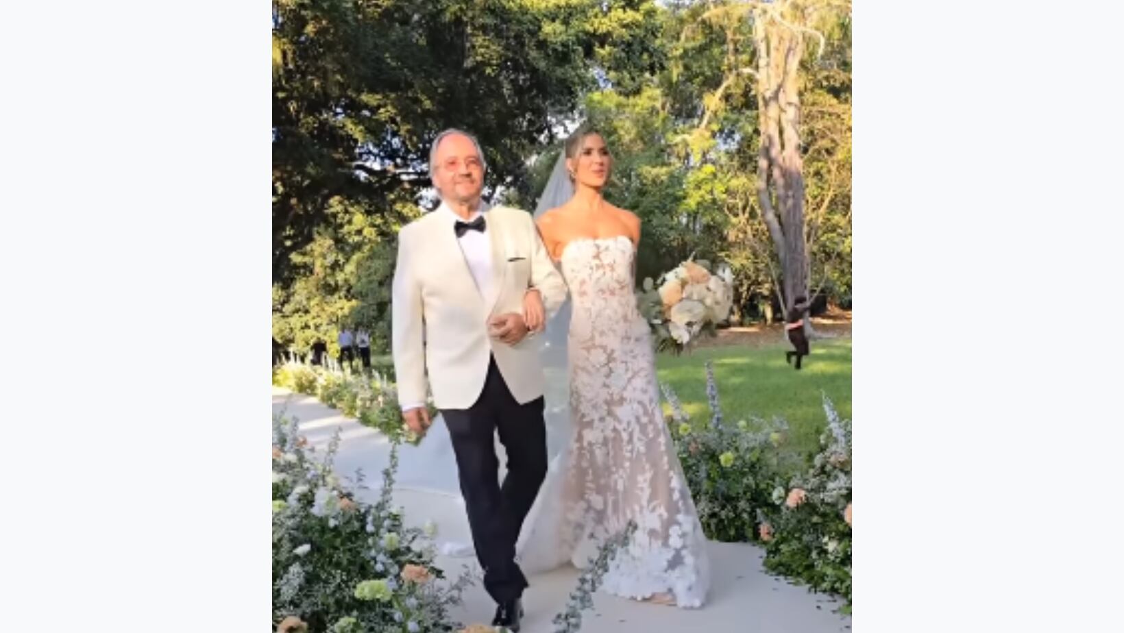 Gabriela entra del brazo de su padre para dar el sí definitivo a su prometido