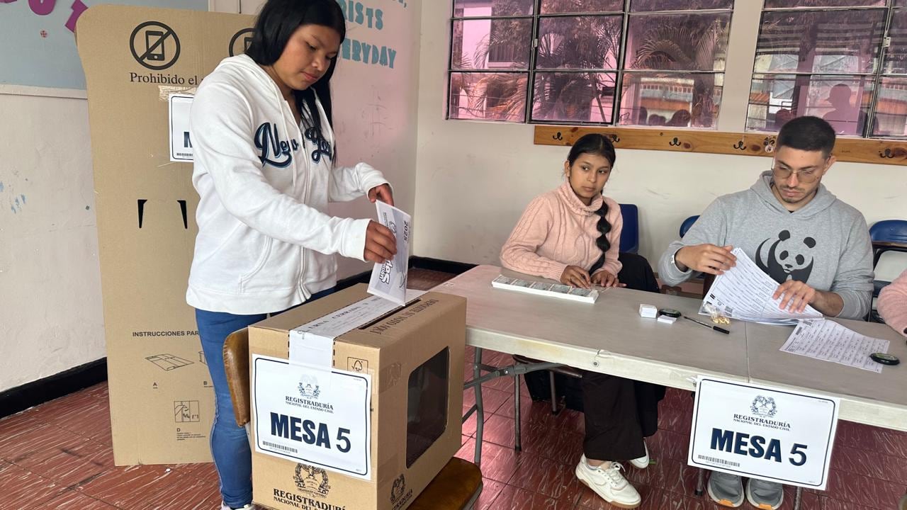 Más de 1.000 uniformados de las distintas especialidades de la Policía Metropolitana de Cali, junto con gestores territoriales de la Secretaría de Seguridad, así como los distintos organismos de seguridad, estarán dispuestos para garantizar la seguridad durante la jornada electoral de este domingo 19 de octubre, correspondiente a las elecciones de los Consejos de Juventud 2025.