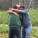 Conmovedor reencuentro entre hombre y sus hijos, luego de 13 años de cárcel, según él siendo inocente