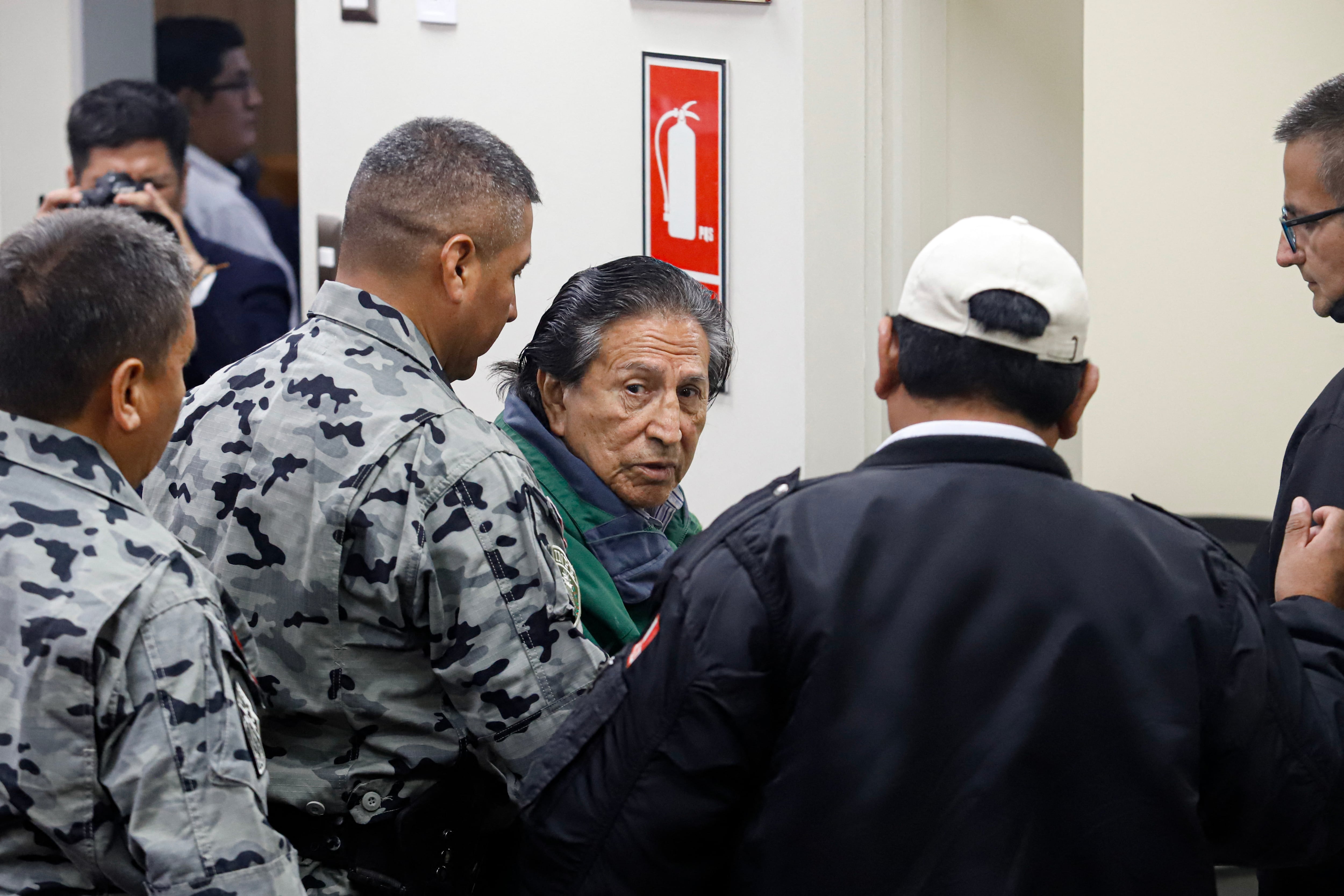 El ex presidente peruano (2001-2006) Alejandro Toledo hace gestos durante una audiencia judicial donde enfrenta acusaciones de aceptar sobornos de la constructora brasileña Odebrecht, en Lima el 11 de octubre de 2024. Desde agosto pasado, Toledo -acusado de colusión y lavado de dinero por presuntamente recibido sobornos millonarios de la constructora brasileña Odebrecht- cumple 30 meses adicionales de prisión preventiva impuesta por un tribunal peruano. (Foto de Renato Pajuelo/AFP)