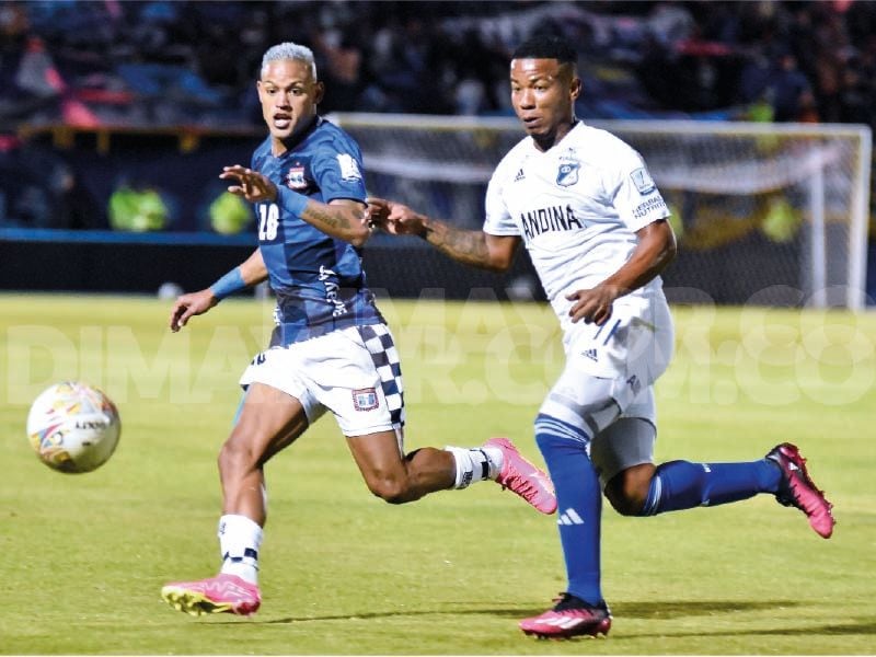 David Castro peleando un balón con Alfonzo.