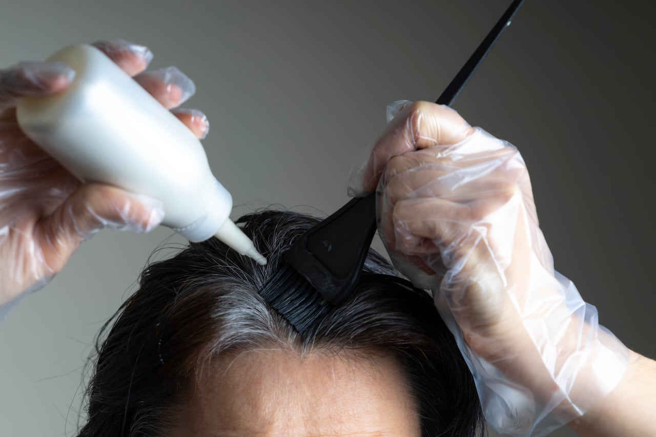 El significado detrás del hábito de teñirse el cabello para ocultar las canas, según expertos