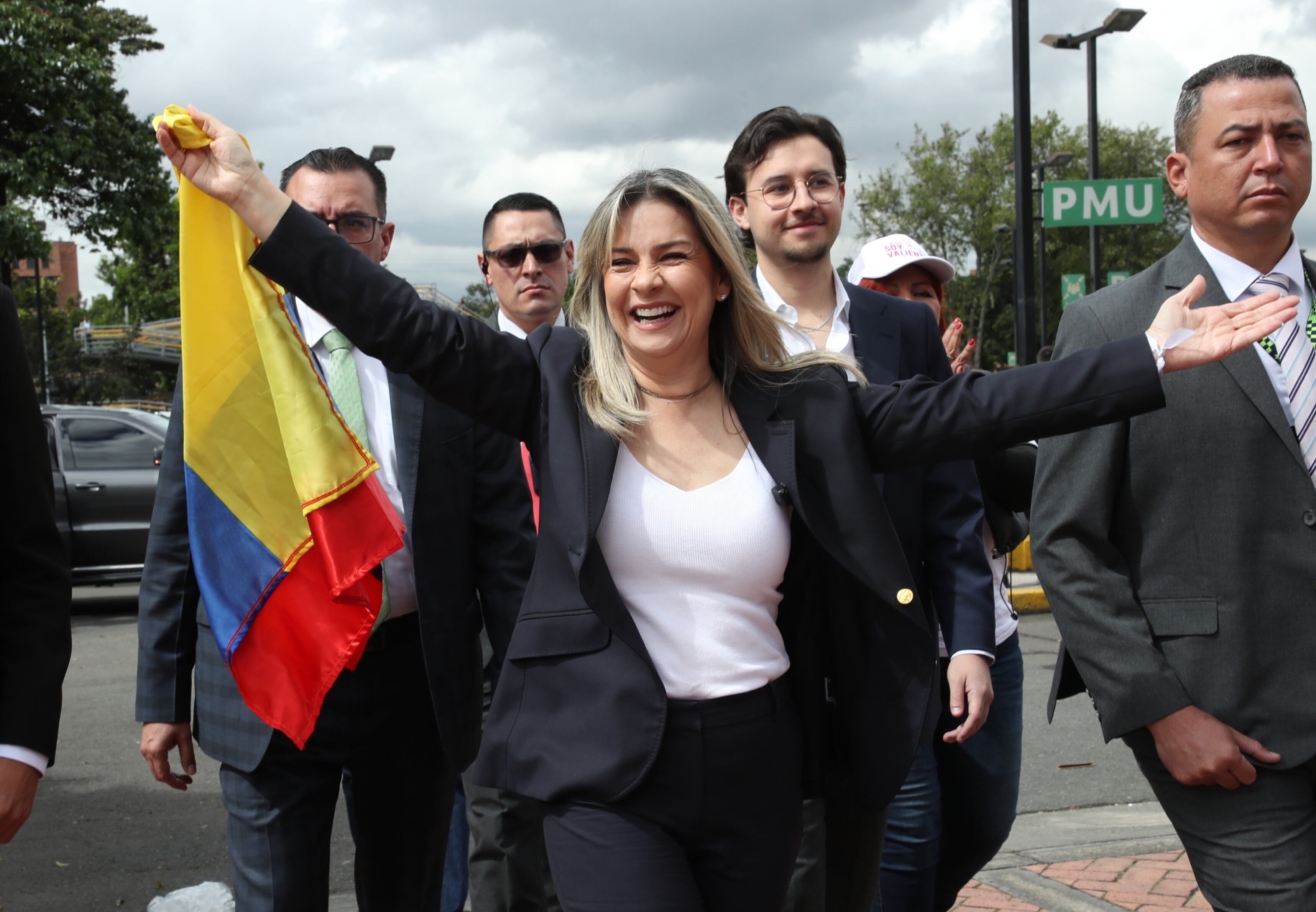 Inscripción de firmas de la precandidata presidencial Vicky Dávila en la Registraduria