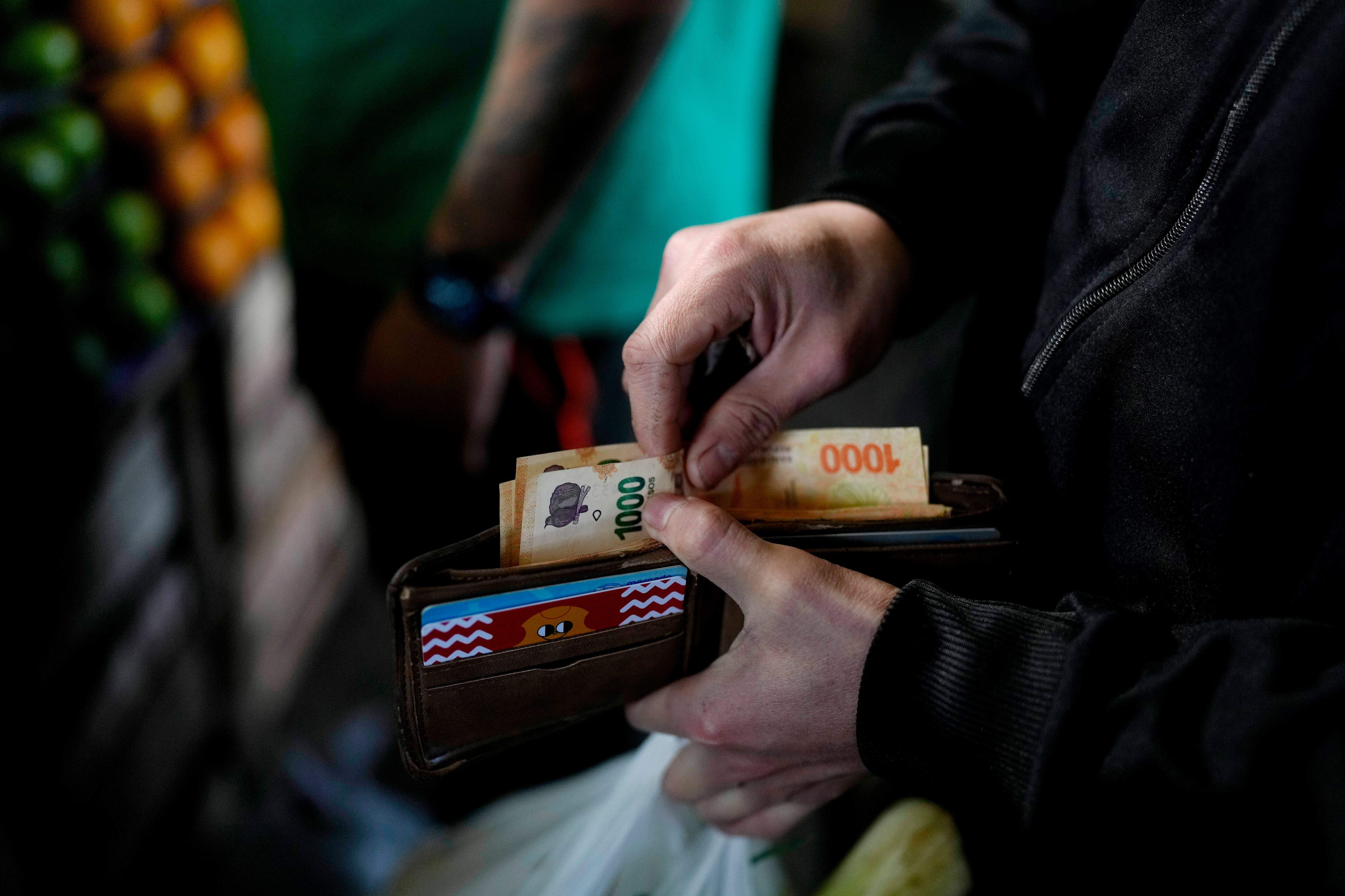 Estos dibujantes ponen de relieve la constante pérdida del poder adquisitivo del peso a causa de la inflación revalorizando con sus trazos el devaluado papel moneda que venden a un valor muy superior al que representa.