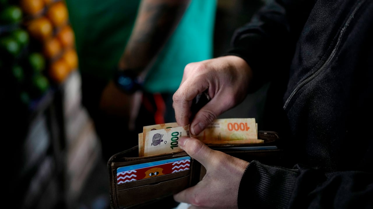 Estos dibujantes ponen de relieve la constante pérdida del poder adquisitivo del peso a causa de la inflación revalorizando con sus trazos el devaluado papel moneda que venden a un valor muy superior al que representa.