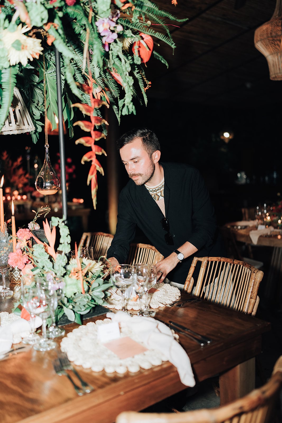 Ahmed lidera la relación con los clientes y el diseño general, y cuenta con el respaldo de un equipo que incluye asistentes de producción, diseñadores florales, utileros, trabajadores en altura y una red de proveedores especializados.