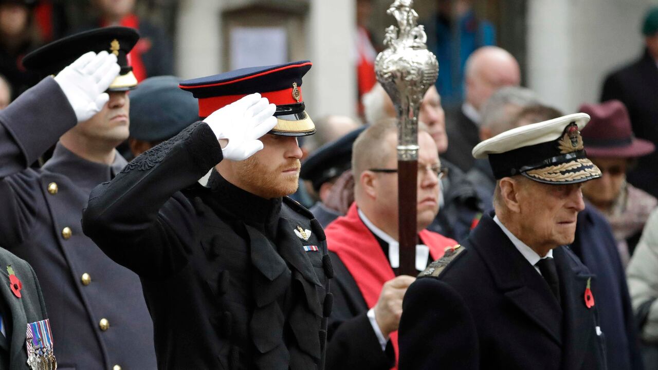 El príncipe Harry y el Príncipe Felipe durante un homenaje a las personas sirvieron a las fuerzas armadas británicas desde la Primera Guerra Mundial.