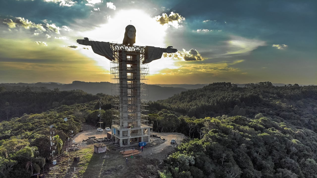 En el pueblo de Encantado, del estado de Rio Grande do Sul, se termina la estatua Cristo Protector.