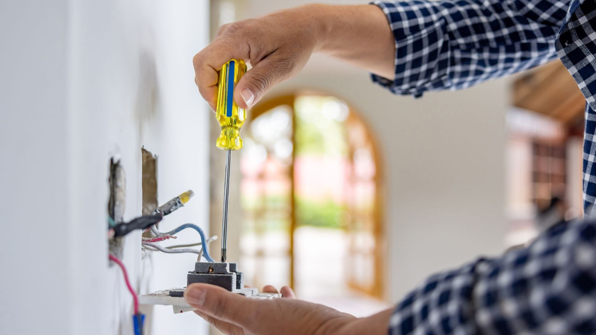 Un cable eléctrico puede parecer un componente simple, pero su elección correcta y segura es crucial para prevenir accidentes.