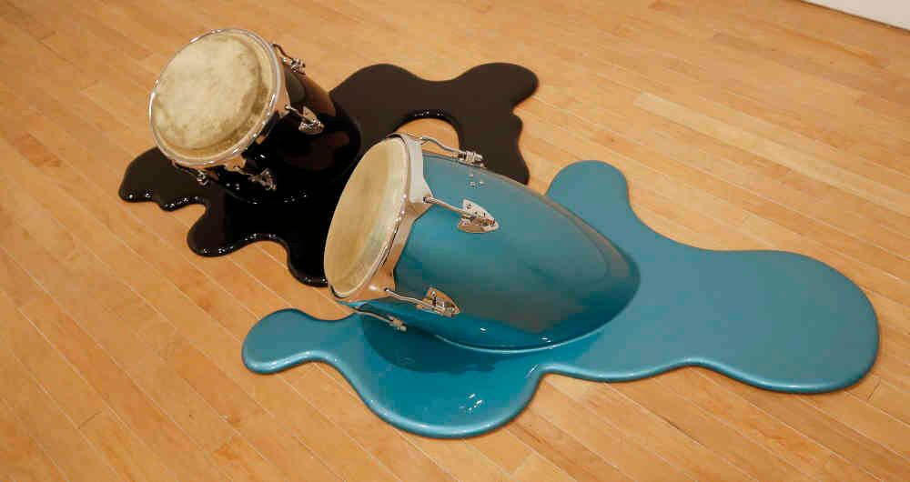 Dúo de congas negro y turquesa, 2015 Madera y metal 40 x 124 x 200 cm © Los Carpinteros Foto: Guillermo Torres / Revista Semana