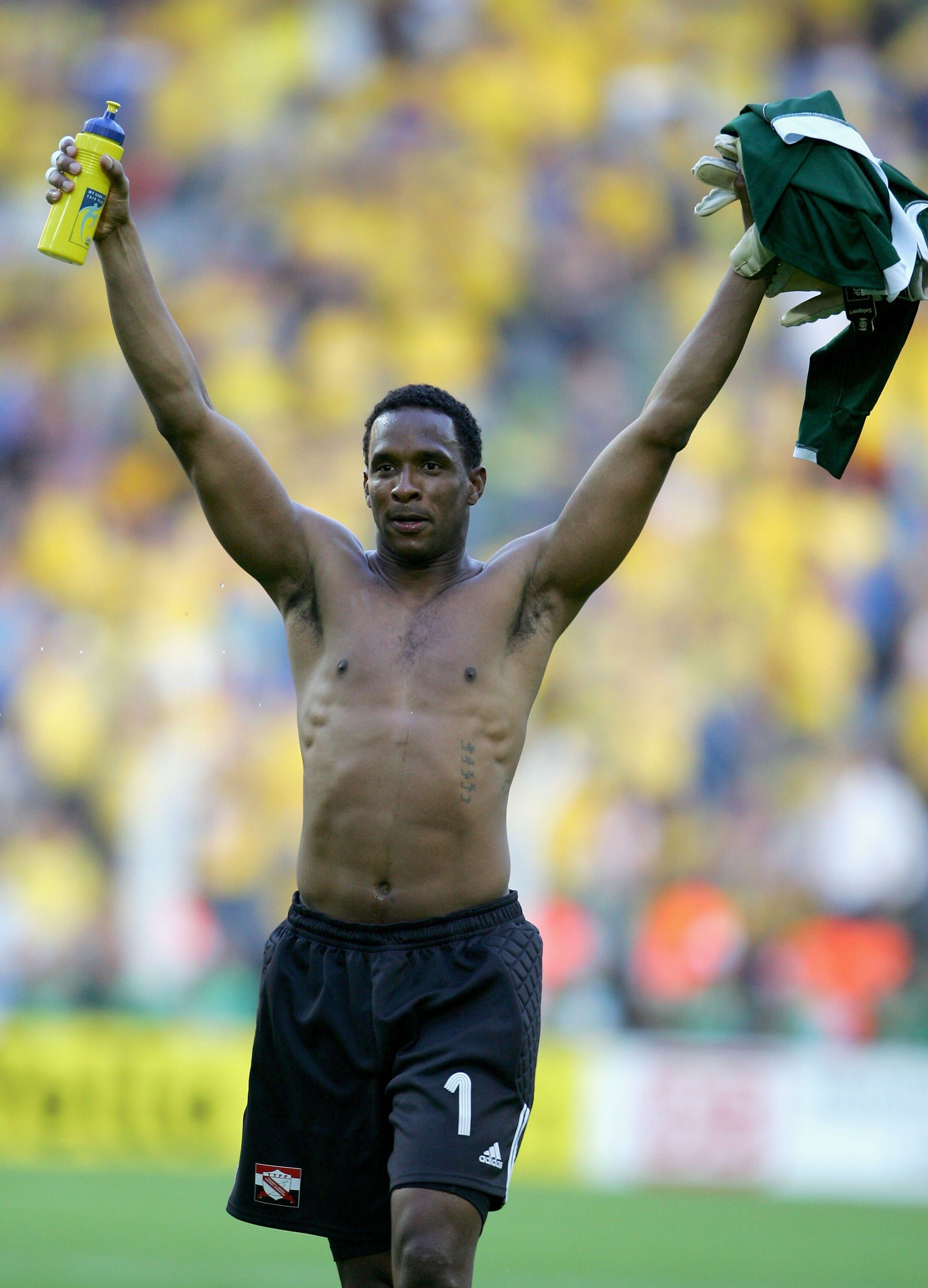 El portero Shaka Hislop de Trinidad y Tobago celebra después de que el partido terminara en empate en el partido del Grupo B de la Copa Mundial de la FIFA Alemania 2006 entre Trinidad y Tobago y Suecia en el Estadio Dortmund el 10 de junio de 2006 en Dortmund, Alemania. (Foto de Jamie McDonald/Getty Images)