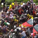 Momento en el que un auto y una moto obstaculizan el paso de los ciclistas.