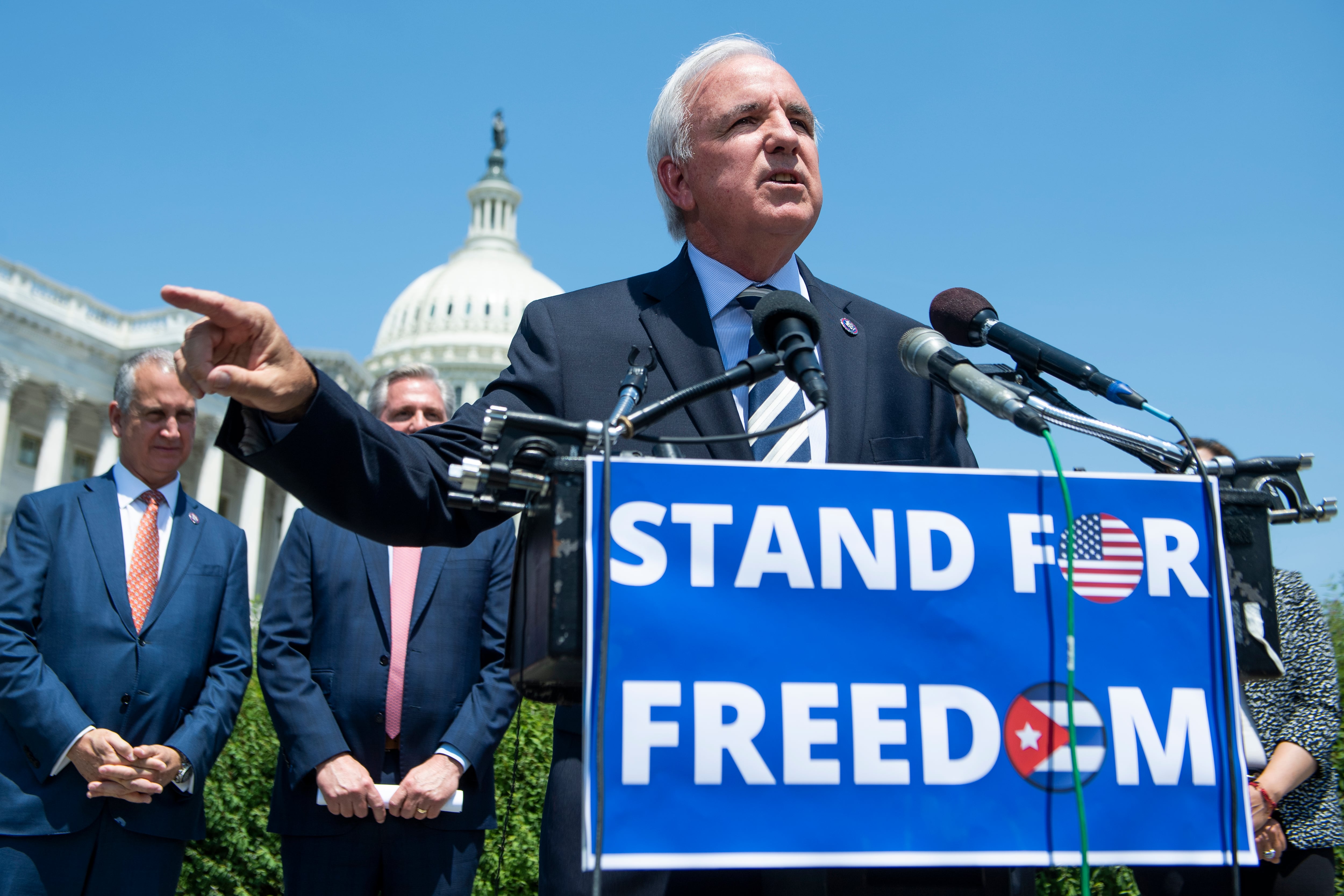 El representante Carlos Gimenez, R-Fla., habla durante una conferencia de prensa para destacar el Día de la Independencia de Cuba fuera del Capitolio el jueves 20 de mayo de 2021