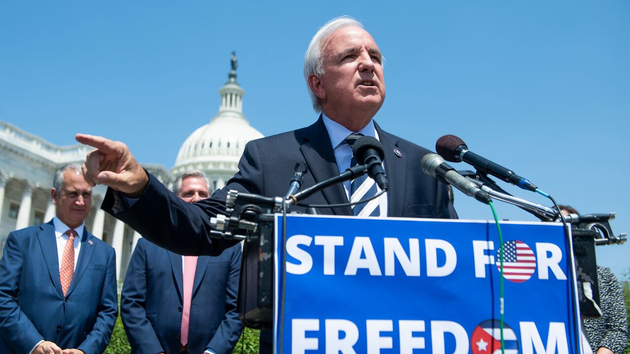 El representante Carlos Gimenez habla durante una conferencia de prensa para destacar el Día de la Independencia de Cuba afuera del Capitolio el jueves 20 de mayo de 2021.