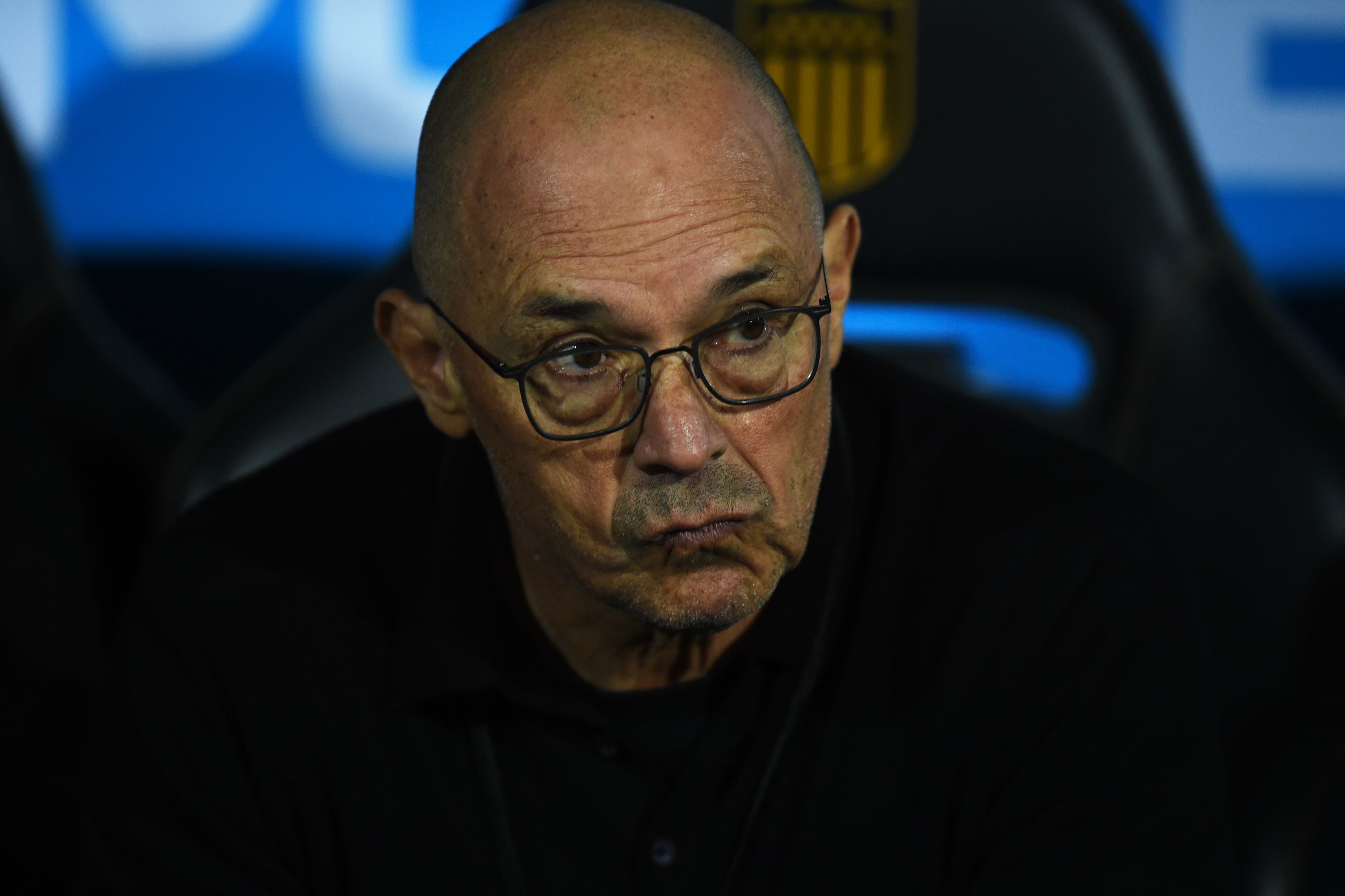 Penarol's coach Alfredo Arias gestures during the Copa Sudamericana group stage first leg football match between Pe�arol and Millonarios at the Campeon del Siglo stadium in Montevideo on April 20, 2023. (Photo by DANTE FERNANDEZ / AFP)