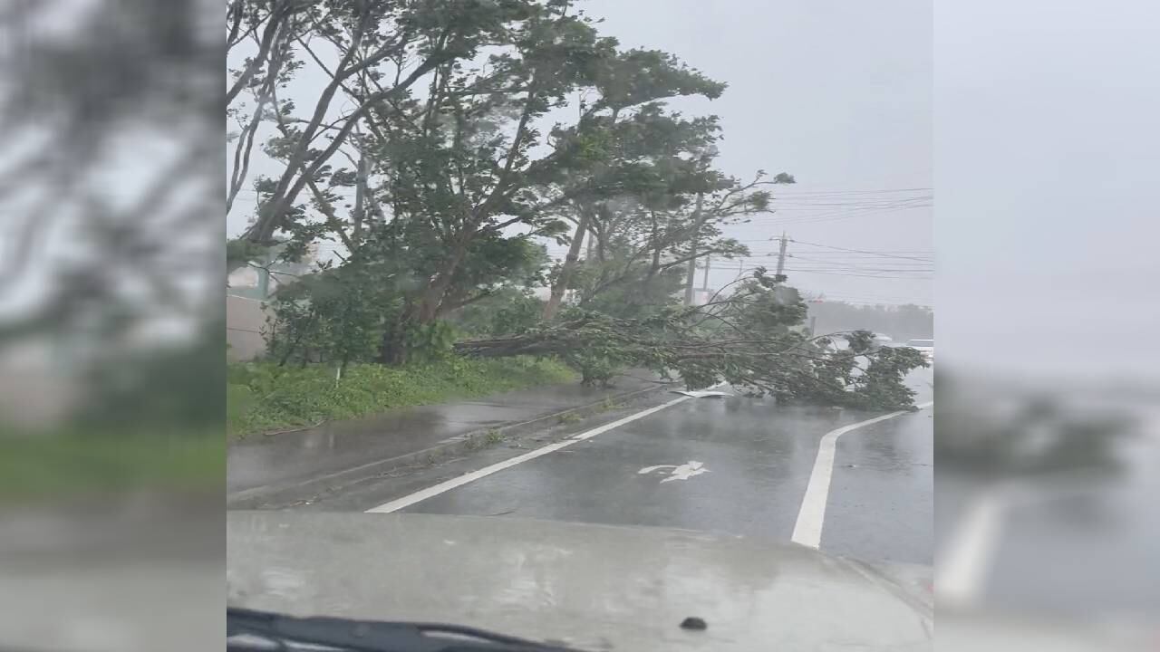 Llegada del tifón Khanun en la prefectura de Okinawa, Japón, el 2 de agosto de 2023.
