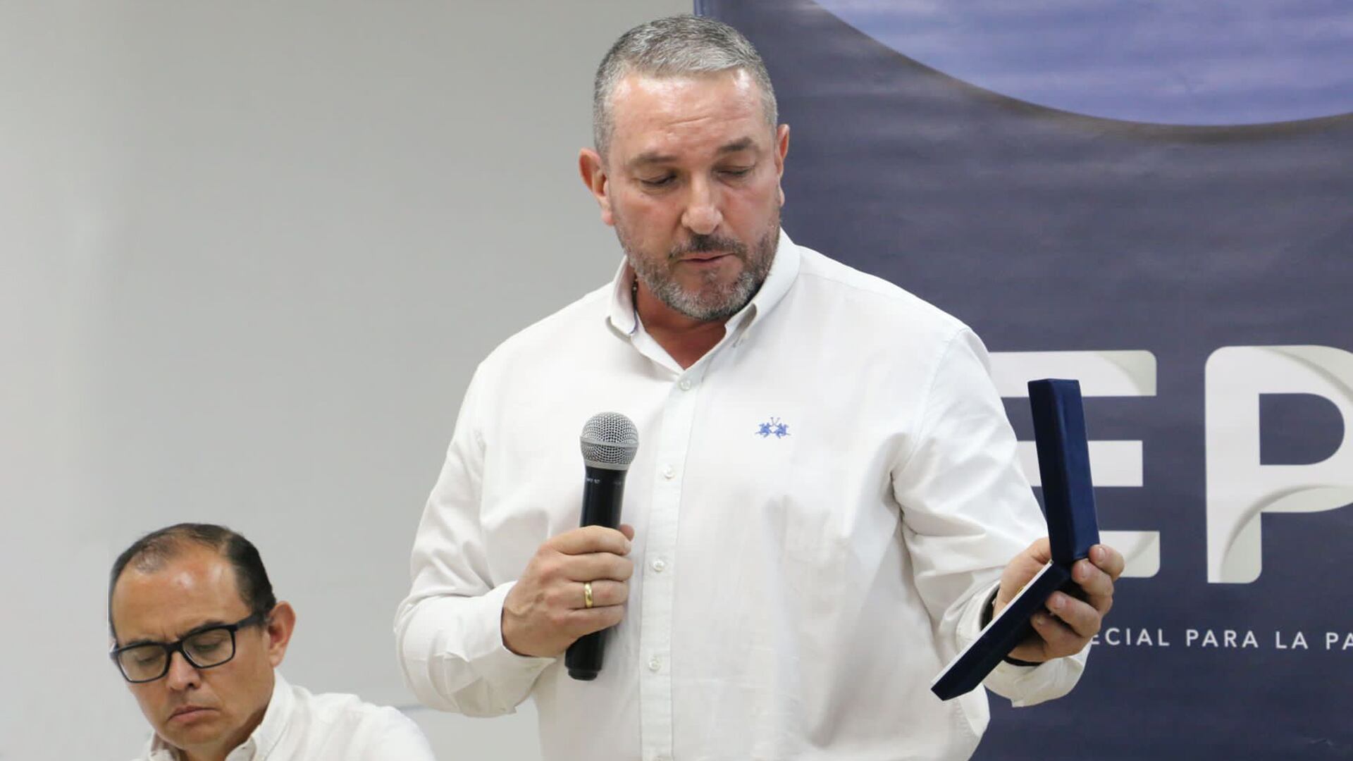 Cr. (r) Jorge Enrique Florián, exintegrante del Gaula del Ejército en Valle, en acto de entrega de medallas organizado por la JEP