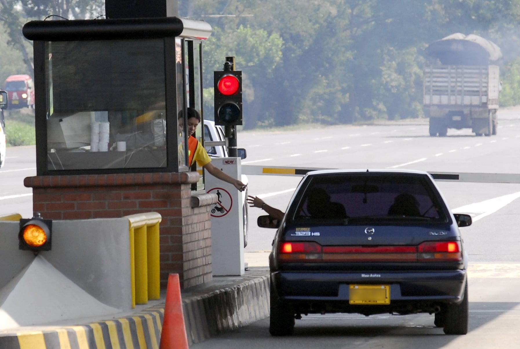 Un carro pasa por el peaje Cali - Palmira, en Valle del Cauca.