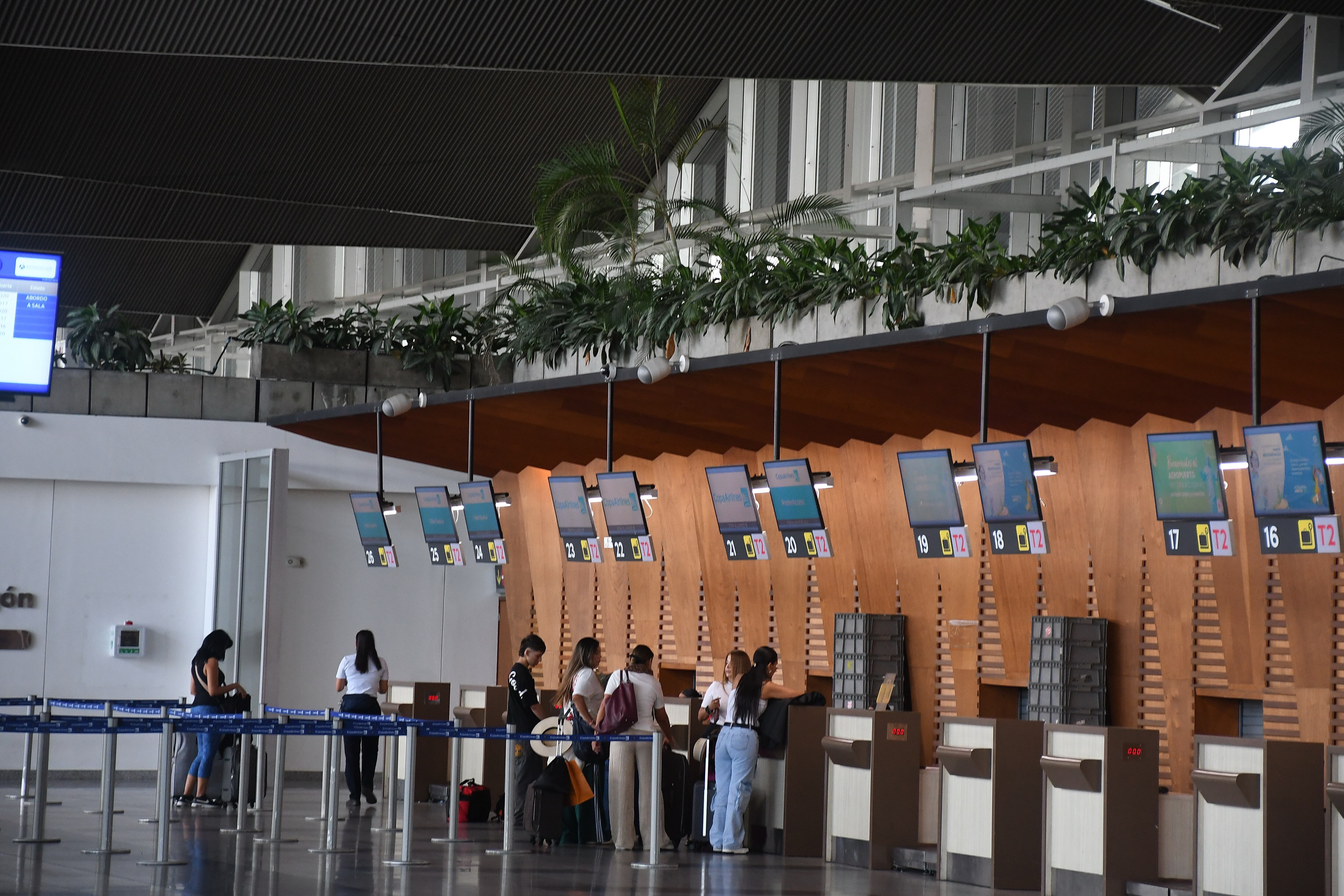 Cali:  El Aeropuerto Alfonso Bonilla Aragón cambia de operador a partir de la fecha será administrado por la  Aeronáutica Civil, quien asumirá directamente la operación de la terminal aérea más importante del suroccidente colombiano.