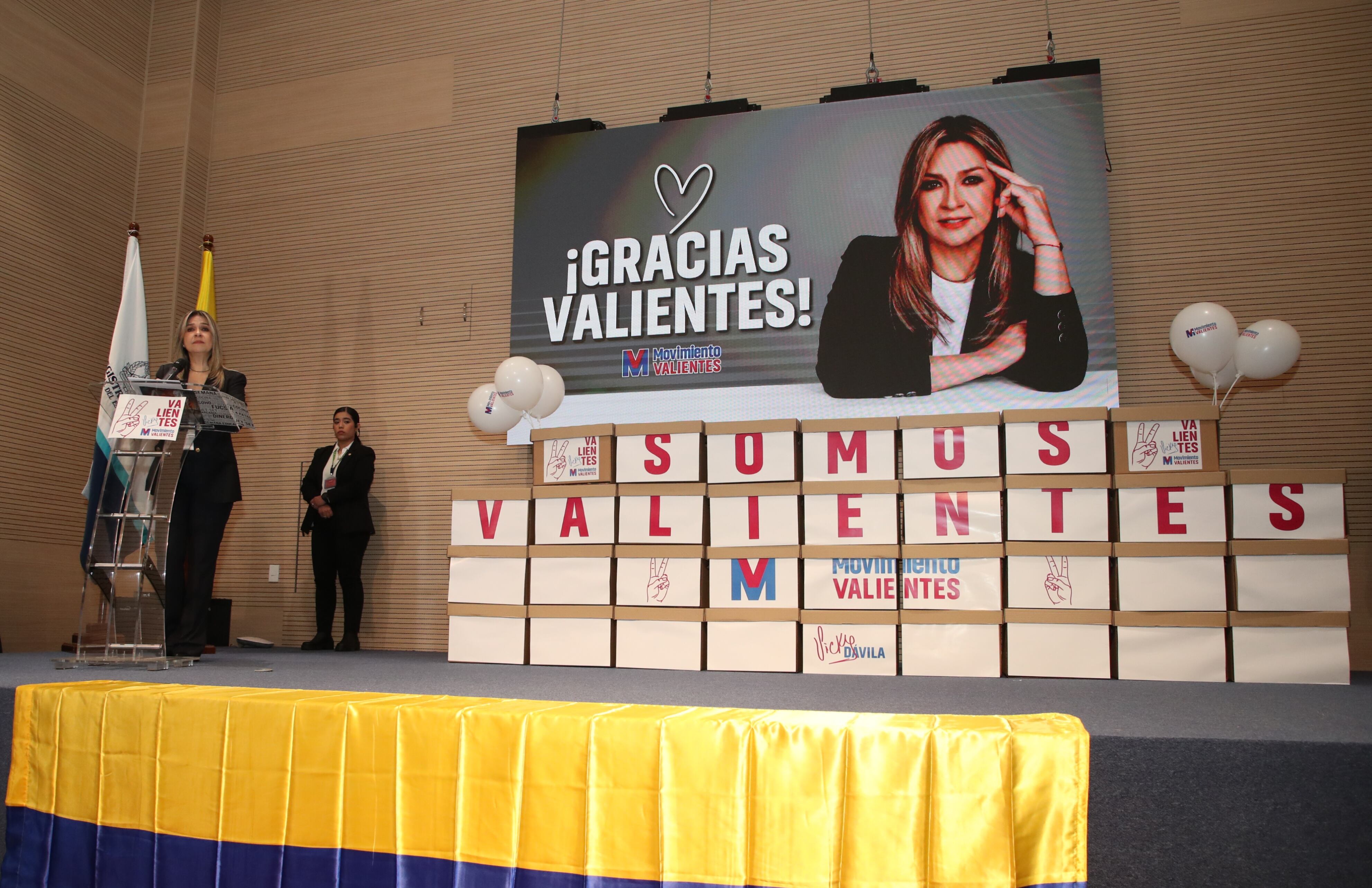 Rueda de prensa precandidata presidencial Vicky Dávila, en la entrega de firmas a la Registraduria.