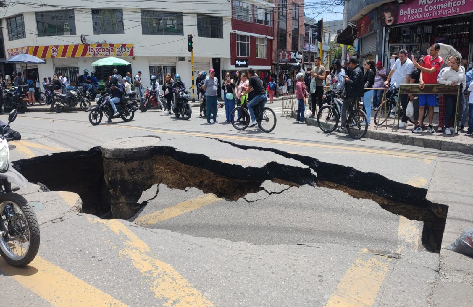 Reportan el hundimiento de asfalto en la localidad del Suba, generando un enorme hueco.