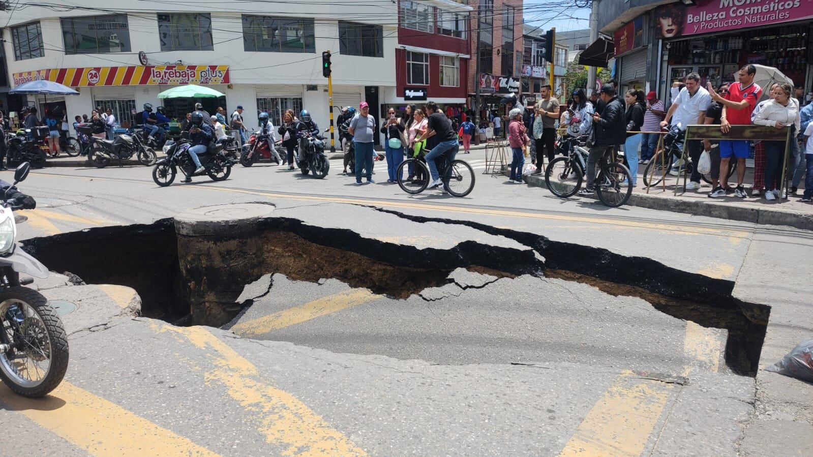 Reportan el hundimiento de asfalto en la localidad del Suba, generando un enorme hueco.