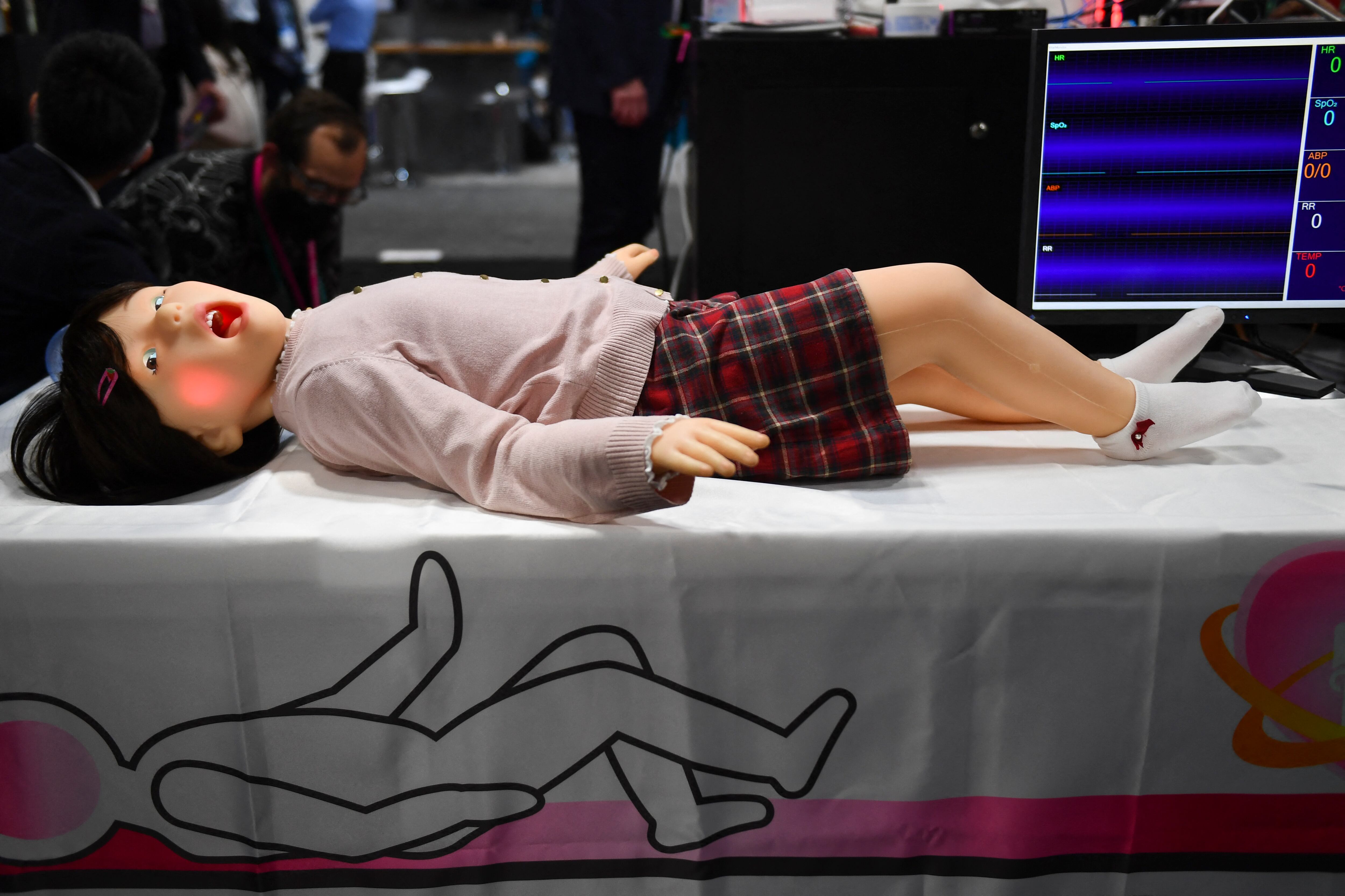 El robot de formación tmsuk Pedia-Roid ER para la formación de trabajadores sanitarios en pacientes pediátricos se demuestra durante el Consumer Electronics Show (CES) el 5 de enero de 2022 en Las Vegas, Nevada. (Foto de Patrick T.FALLON / AFP)